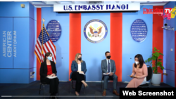 Từ trái sang, Bà Holly Thomas, viên chức kinh tế Đại sứ quán Hoa Kỳ tại Việt Nam; bà Cait Unites, phó giám đốc Phòng Y tế USAID; ông Eric Dziuban, giám đốc quốc gia CDC, cùng trả lời phỏng vấn báo Diễn đàn Doanh nghiệp, tháng 2/2022.