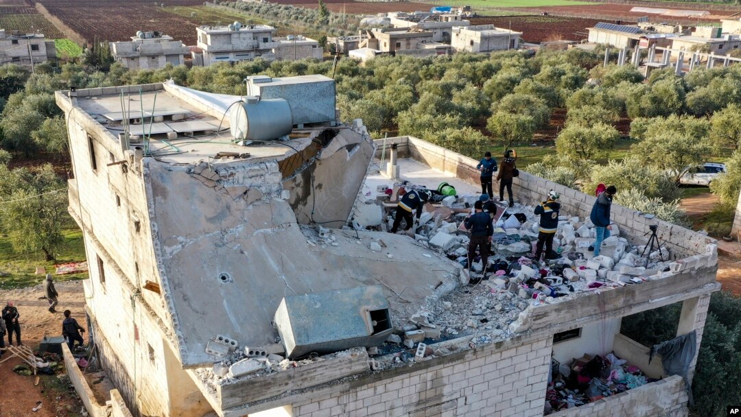 Sebuah rumah yang hancur menyusul operasi militer AS di desa Atmeh, provinsi Idlib, Suriah, Kamis, 3 Februari 2022. P asukan khusus AS melancarkan misi kontraterorisme yang “berhasil” di Suriah Barat Laut. (Foto AP/Ghaith Alsayed)