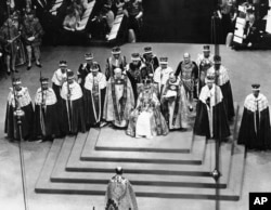 Ratu Elizabeth II duduk di atas tahta di Westminister Abbey, London, 2 Juni 1953 setelah penobatannya. (Foto: AP)