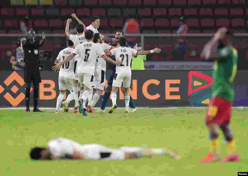 Egypt&#39;s team celebrates after winning the penalty shootout against Cameroon, Feb. 3, 2022.