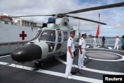 资料照片：参加“环太军演”的中国海军“海口”号导弹驱逐舰停靠在夏威夷的珍珠港-希卡姆联合基地。(2014年7月5日)