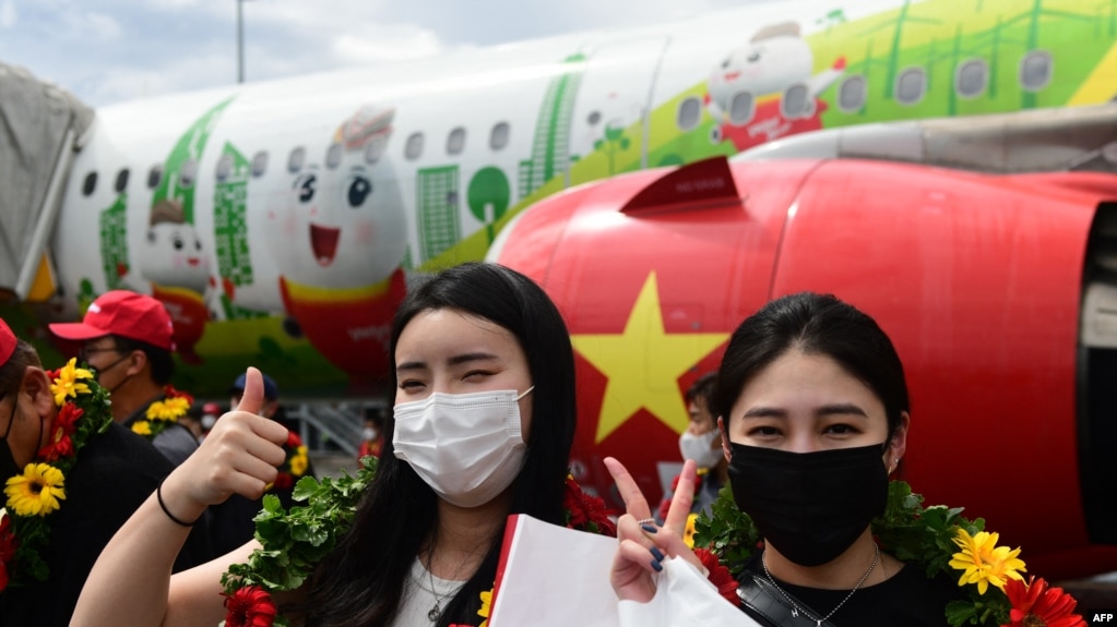 Khách du lịch Hàn Quốc tại sân bay Phú Quốc hôm 20/11/2021. Bộ VHTT&DL vừa đề xuất lên Thủ tướng Chính phủ cho mở cửa hoàn toàn đối với du lịch quốc tế vào 31/3, thời điểm hoàn thành chiến dịch tiêm chủng thần tốc Mùa xuân 2022. 