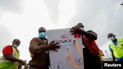 Para petugas membawa kotak-kotak berisi vaksin COVID-19 yang tiba Bandara Internasional Kotoka di Accra, Ghana, pada 7 Mei 2021. (Foto: Reuters/Francis Kokoroko)