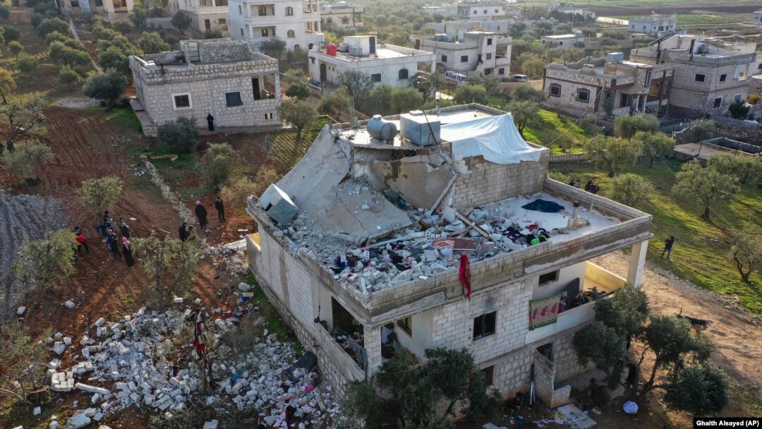Lokacija u severnoj Siriji u kojoj se prema navodima američke vojske nalazio poginuli lider Islamske države Abu Ibrahim al-Hašemi al-Kuraši (Foto: AP Photo/Ghaith Alsayed)