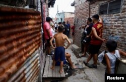 Warga di lingkungan berpenghasilan rendah "Puerta 8" di pinggiran Buenos Aires, Argentina, 2 Februari 202. Media lokal melaporkan, mereka membeli kokain yang diduga mengandung zat beracun. (REUTERS/Matias Baglietto)