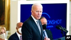 Presiden Joe Biden dalam acara "Cancer Moonshot," di Ruang Timur Gedung Putih, Rabu, 2 Februari 2022, di Washington. (Foto AP/Alex Brandon)