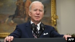 Presiden AS Joe Biden berbicara tentang operasi kontraterorisme di Suriah dari Ruang Roosevelt Gedung Putih di Washington, 3 Februari 2022. (Foto: AFP)