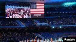 4일 중국 베이징 국립경기장에서 진행된 2022 동계올림픽 개막식에서 미국 선수단 입장 장면이 전광판에 표시되고 있다. 
