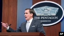 존 커비 미국 국방부 대변인이 2일 워싱턴 국방부 청사에서 기자회견을 하고 있다.