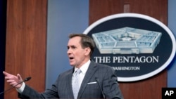 존 커비 국방부 대변인이 2일 펜타곤에서 브리핑하고 있다.