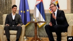 Srpski teniser Novak Đoković tokom razgovora sa predsednikom Srbije Aleksandrom Vučićem, u Predsedništvu Srbije, u Beogradu, 3. februara 2022. (Foto: AP, Darko Vojinović)