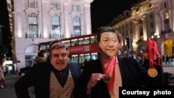 飾演國際奧林匹克委員會主席巴赫（Thomas Bach）的示威者向“習近平”頒發侵犯人權金牌 （攝影：Natural Ngan)