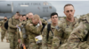 Personeli ushtarak nga Divizioni i 82-të Ajror dhe Korpusi i 18-të Ajror hipin në një aeroplan transporti C-17 për t'u dislokuar në Evropën Lindore, mes tensioneve të përshkallëzuara midis Ukrainës dhe Rusisë (Fort Bragg, Karolina e Veriut, 3 shkurt 2022)