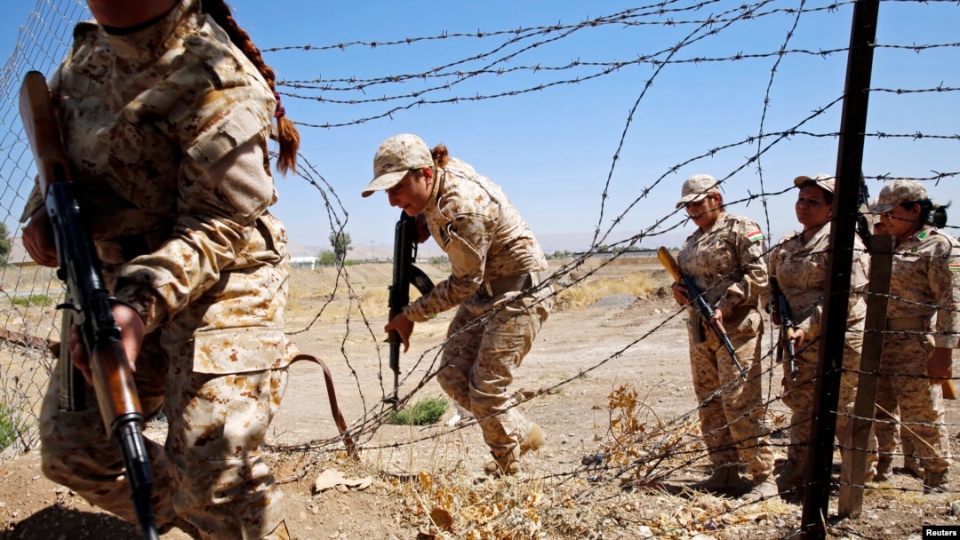 Pejuang perempuan Kurdi Peshmerga dalam latihan militer untuk melawan Negara Islam (ISIS) (18/9). (Reuters/Ahmad Jadallah)