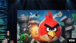 La actriz estadounidense Lisa Kudrow presenta a Angry Birds como el mejor juego de celular en la decimoquinta entrega de los Webby.