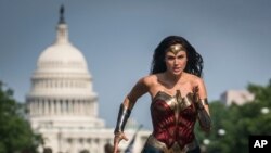 Esta imagen compartida por Warner Bros. Pictures muestra a Gal Gadot como la Mujer Maravilla en una escena de "Wonder Woman 1984." Warner Bros. realizará un evento virtual de 24 horas en agosto con los héroes más grandes del universo de DC Comics.