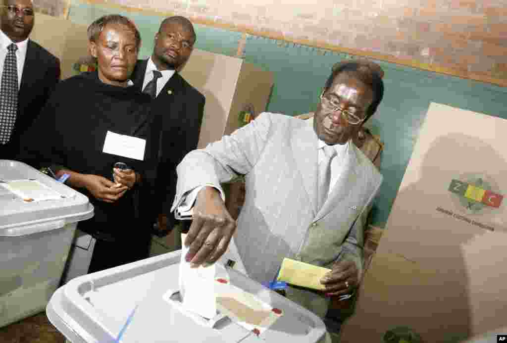 Zimbabwe&#39;s President Robert Mugabe, casts his vote on election day in Harare, Zimbabwe, March 29, 2008.