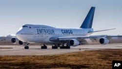 Fotografía de archivo de un Boeing 747 de la empresa venezolana Emtrasur tras su aterrizaje en el aeropuerto de Córdoba, Argentina, tomada en junio de 2022.