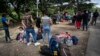 Migrantes nicaragüenses en territorio de Costa Rica esperando transporte público para trasladarse a San José y a diferentes destinos del territorio del sur. [Oscar Navarrete: La Prensa- VOA]