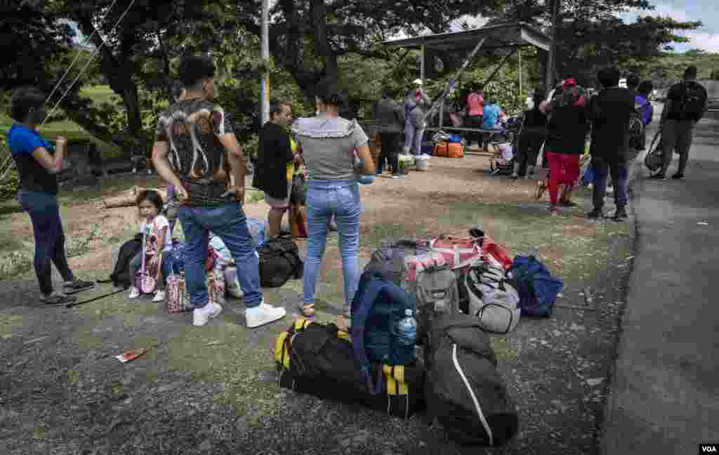 Migrantes nicaragüenses en territorio de Costa Rica esperando transporte público para trasladarse a San José y a diferentes destinos del territorio. [Oscar Navarrete: La Prensa- VOA]