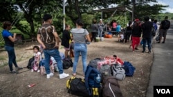 Migrantes nicaragüenses en territorio de Costa Rica esperando transporte público para trasladarse a San José y a diferentes destinos del territorio del sur. [Oscar Navarrete: La Prensa- VOA]