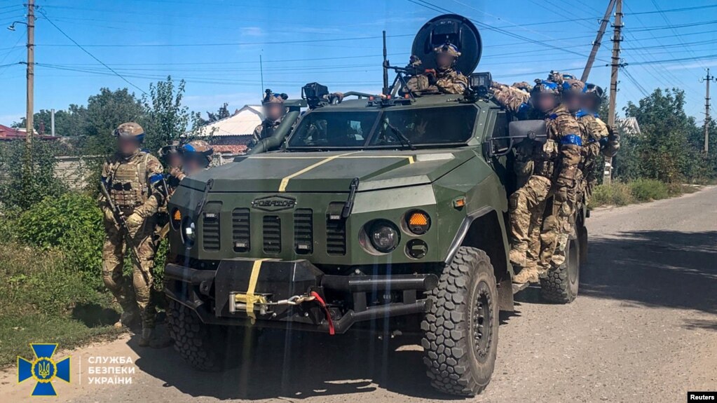 Các quân nhân của lực lượng An ninh Nhà nước Ukraine tuần tra trong một khu vực của thành phố Kupiansk vừa được giải phóng, ở vùng Kharkiv, Ukraine trong bức ảnh công bố ngày 10 tháng 9 năm 2022. (Press Service of the State Security Service of Ukraine/Handout via REUTERS)