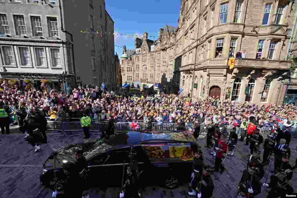 La procesión del ataúd de la reina Isabel II, se desplaza desde el Palacio de Holyroodhouse hasta la catedral de St Giles a lo largo de la Royal Mile en Edimburgo, Escocia, el 12 de septiembre de 2022.