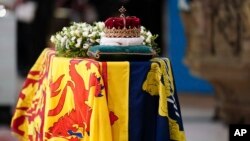 In Photos: Somber Procession of Queen Elizabeth's Coffin to St. Giles' Cathedral