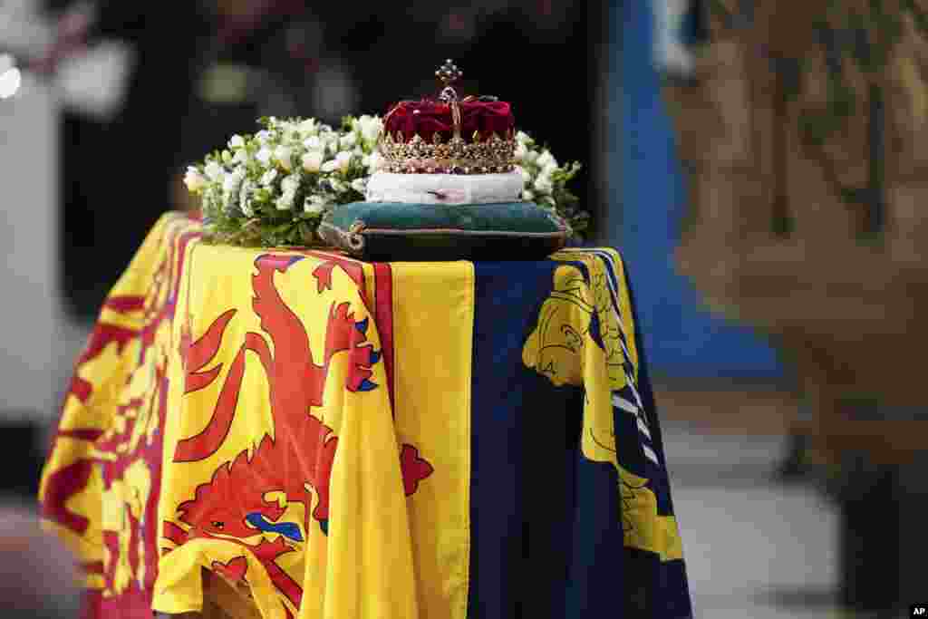 تاج اسکاتلند که روی تابوت ملکه الیزابت دوم قرار داده شده است. (۱۲ سپتامبر ۲۰۲۲)