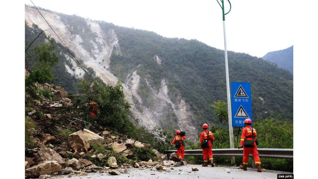 中国救援人员在四川泸定地震灾区救援灾民时道路被山体坍塌堵塞。(2022年9月6日)