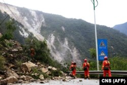 中国救援人员在四川泸定地震灾区救援灾民时道路被山体坍塌堵塞。（2022年9月6日）