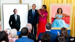 바락 오바마(왼쪽) 전 미국 대통령과 부인 미셸 여사가 7일 백악관 이스트룸에서 자신들의 초상화를 공개하고 있다.