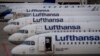 Pesawat Lufthansa diparkir di bandara Frankfurt, Jerman, Jumat, 2 September 2022. (Foto AP/Michael Probst)