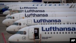 Pesawat Lufthansa diparkir di bandara Frankfurt, Jerman, Jumat, 2 September 2022. (Foto AP/Michael Probst)