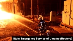 Los bomberos trabajan en el sitio de una planta de energía térmica dañada por un ataque con misiles rusos en Kharkiv, Ucrania, el 11 de septiembre de 2022. (Servicio Estatal de Emergencia de Ucrania a través de Reuters)