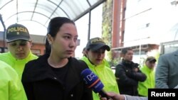 Aida Victoria Manzaneda Merlano, hija de Aida Merlano, una exdiputada encarcelada que escapó descaradamente de un consultorio médico, llega a una audiencia en el Tribunal de Paloquemao en Bogotá, Colombia, el 5 de octubre de 2019.