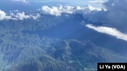 从空中俯瞰所罗门群岛，伐木公司在森林里为伐木而修建的道路清晰可见。（美国之音莉雅拍摄）