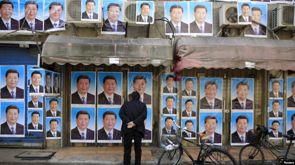 资料照：上海街头一座建筑物的墙上贴满了中国领导人习近平的肖像。（2016年3月26日）(photo:VOA)