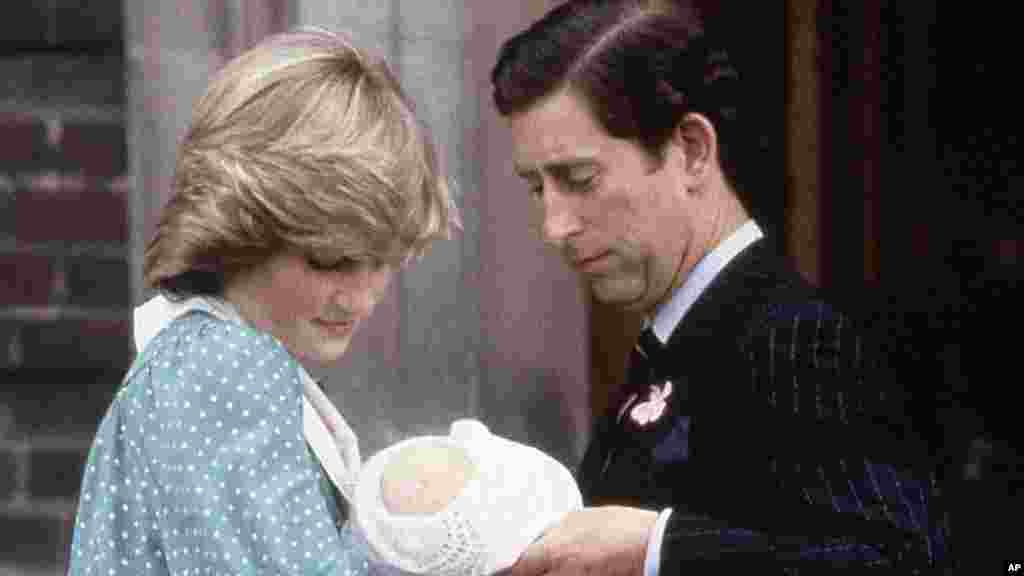 রাজা তৃতীয় চার্লস ও প্রিন্সেস ডায়ানা তাদের নবজাতক সন্তান প্রিন্স উইলিয়ামকে লন্ডনের সেন্ট মেরি&rsquo;স হাসপাতাল থেকে বাসায় নিয়ে যাচ্ছেন, ১৯৮২।
