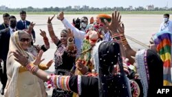 জয়পুর বিমানবন্দরে বাংলাদেশের প্রধানমন্ত্রী শেখ হাসিনাকে অভ্যর্থনা জানাতে ভারতীয় নৃত্যশিল্পীরা নাচছেন। (ছবি বাংলাদেশের প্রধানমন্ত্রীর কার্যালয়/এএফপি)