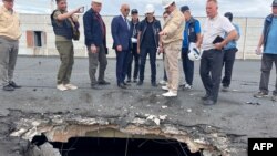 Inspektorët e agjensisë bërthamore të OKB-së duke inspektuar dëmet në centralin bërthamor në Zhaporizhia (1 shtator 2022)
