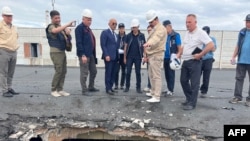 Группа МАГАТЭ наблюдает за повреждениями, вызванными обстрелами, на крыше здания Запорожской атомной электростанции (сентябрь 2022 г.)