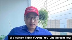 Ông Phan Sơn Tùng với chiếc mũ do ông tự sản xuất có dòng chữ mang tên của kênh YouTube do ông sáng lập, "Vì Việt Nam Thịnh Vượng", trước khi bị công an bắt với cáo buộc "tuyên truyền chống phá nhà nước" hôm 9/9.