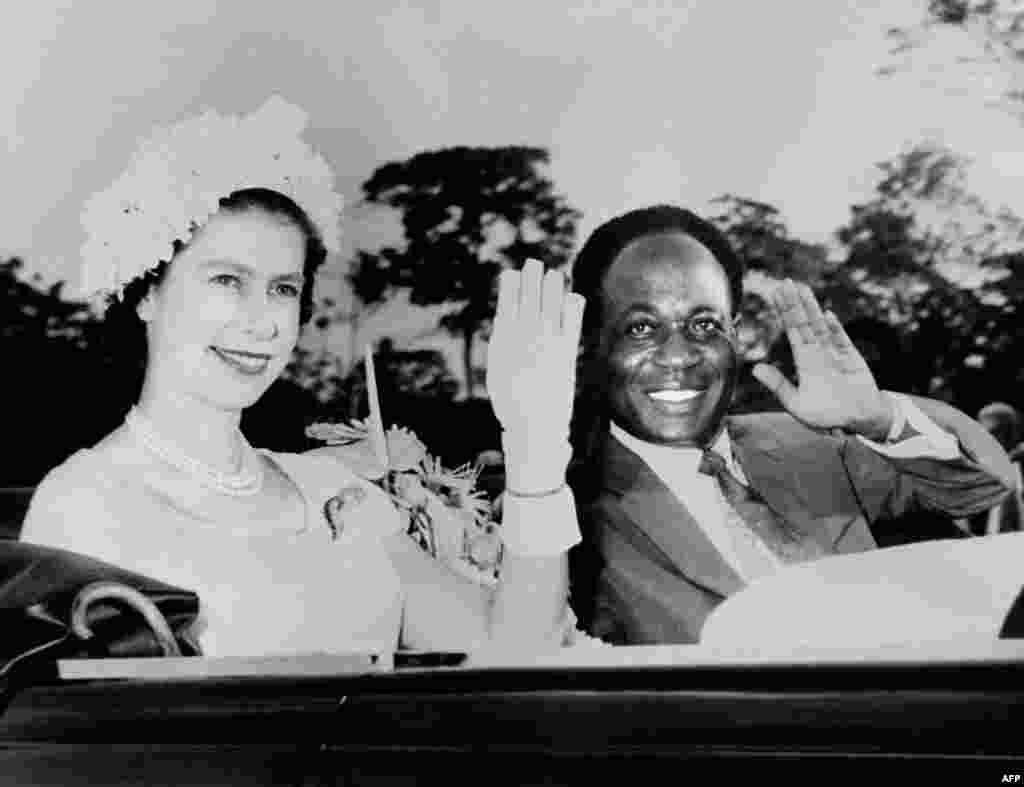 Queen Elizabeth II and President of Ghana Kwame Nkrumah wave to the crowd as part of a state visit in Ghana on November 1961. (Photo by AFP)