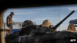 Фото: український військовий на танку в Харківській області, 9 вересня 2022 року. (Photo by Juan BARRETO / AFP)