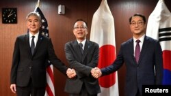 성 김 미국 국무부 대북특별대표(왼쪽)와 김건 한국 외교부 한반도평화교섭본부장(오른쪽), 후나코시 다케히로 일본 외무성 아시아대양주국장 등 세 나라 북 핵 수석대표들이 지난달 7일 도쿄에서 회담했다.