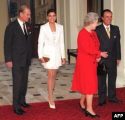 La pareja real recibe al presidente argentino Carlos Menem y a su hija Zulema el 28 de octubre de 1998.