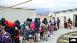 Des migrants nigériens attendant un vol de rapatriement à l'aéroport de Misrata, dans le Nord de la Libye, le 27 janvier 2022