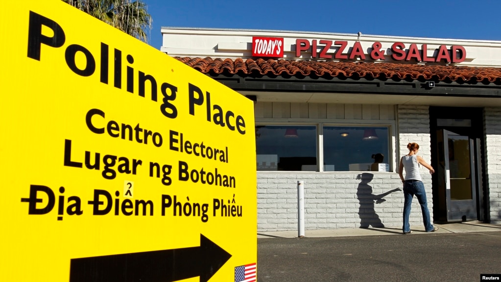资料照片：加利福尼亚州一块被翻译成西班牙语、他加禄语和越南语的投票标志。(photo:VOA)