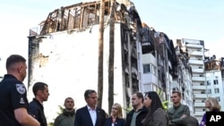 2022年9月8日，美国国务卿布林肯在访问乌克兰的伊尔平市期间站在一栋受损的居民楼附近。